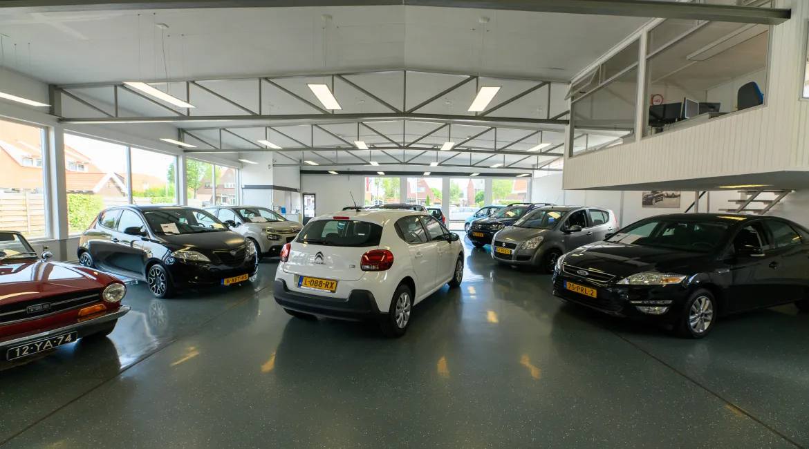 showroom van autocrew de bruin in dordrecht