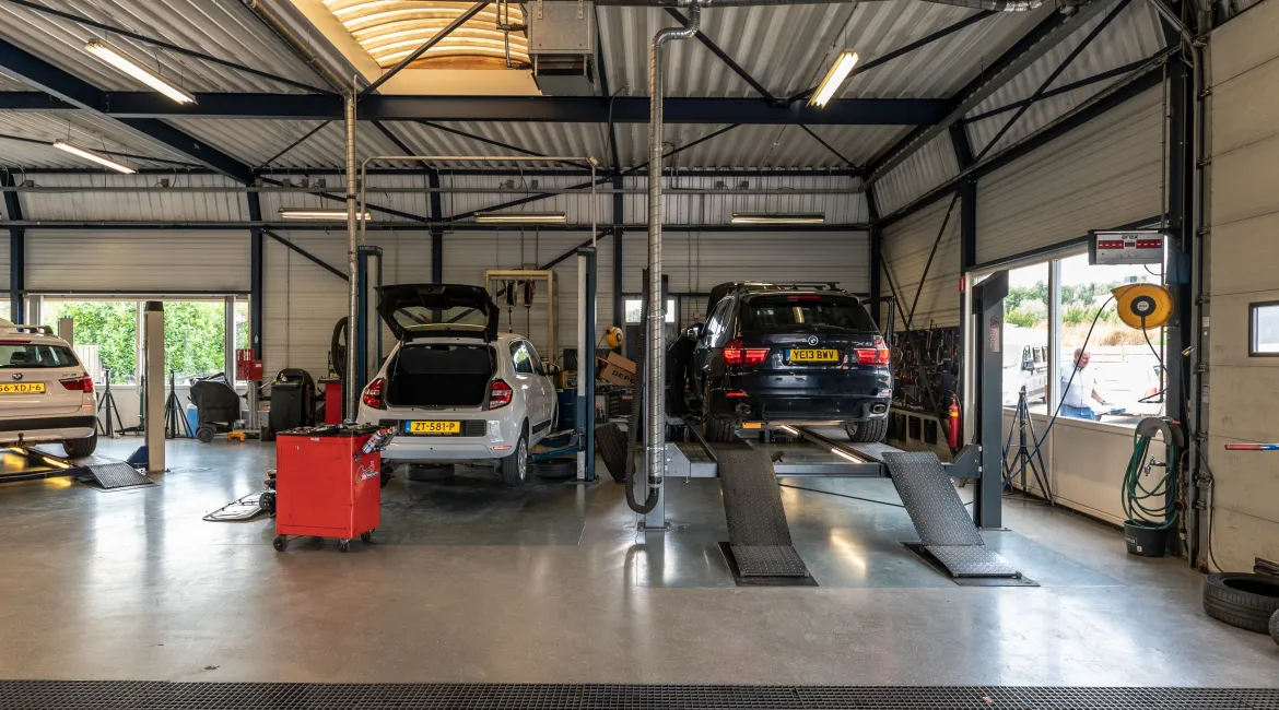 werkplaats van autocrew de bruin in dordrecht