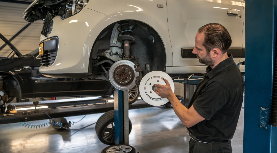 monteur van autocrew de bruin in dordrecht