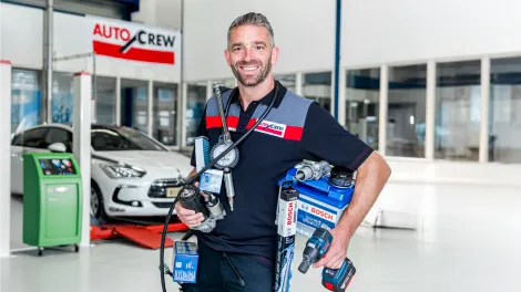 AutoCrew monteur met Bosch onderdelen